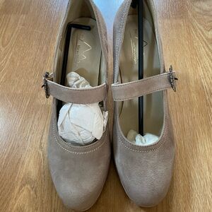 NWT Hirschkogel Oktoberfest Buckle Heel Pumps Taupe Festival Costume